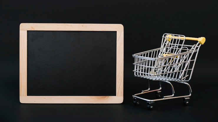 Foto gratuito composición para black friday con pizarra y carro