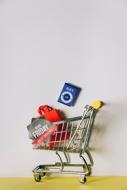 Composición de black friday con productos en carro