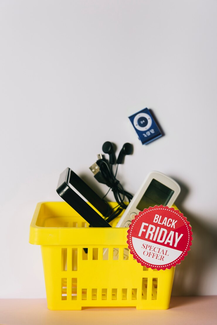 Foto gratuito composición de black friday con productos en cesta