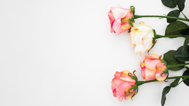 composición de boda hecha con rosas