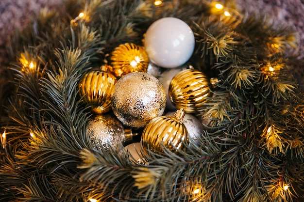 Composición de bolas de navidad con abeto