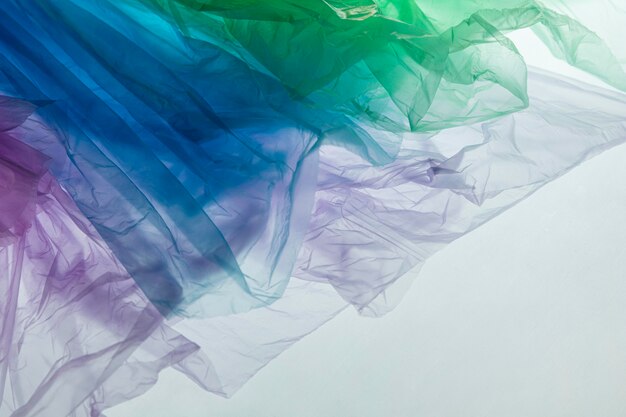 Composición de bolsas de plástico de diferentes colores.