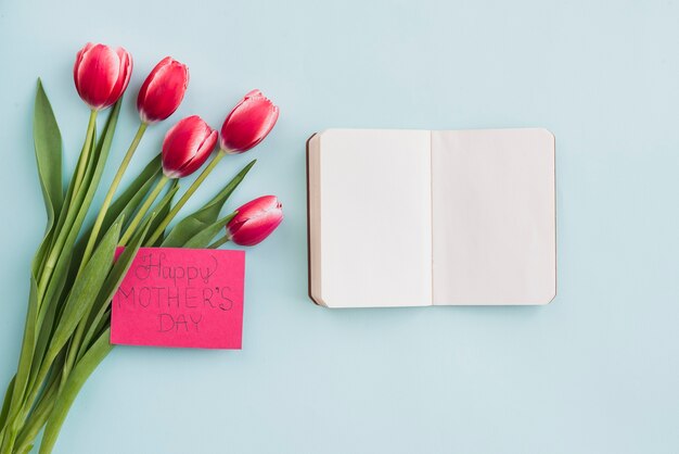 Composición bonita con flores y cuaderno para el día de la madre