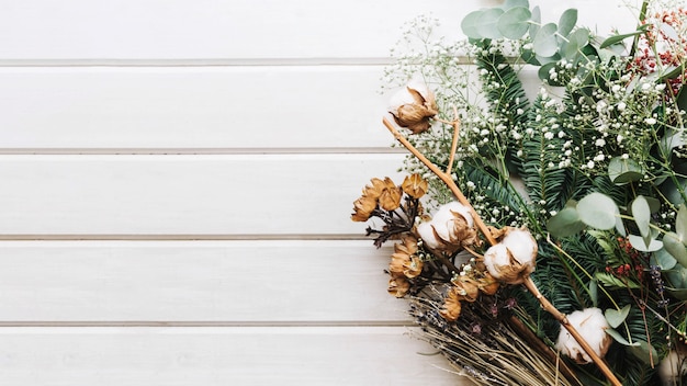 Foto gratuita composición botánica con varios tipos de flores silvestres