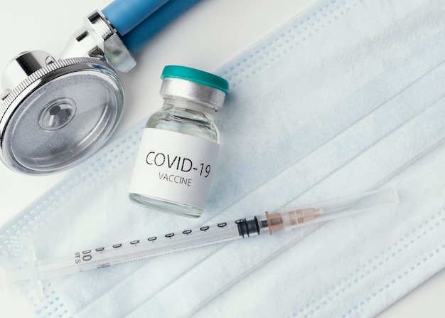 Composición con botella de vacuna de coronavirus.