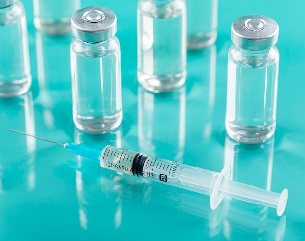 Foto gratuita composición de las botellas de vacuna preventiva contra el coronavirus.