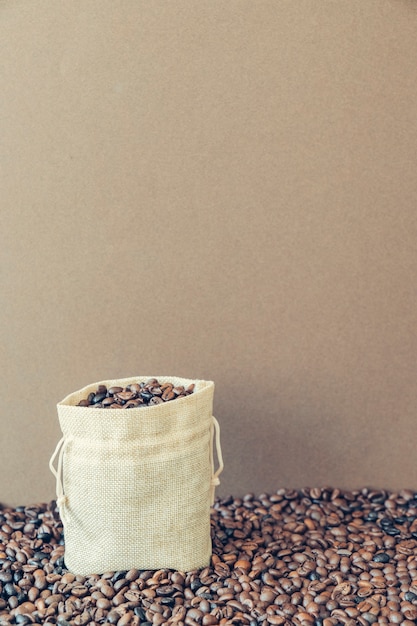 Foto gratuita composición de café con bolsa de algodón