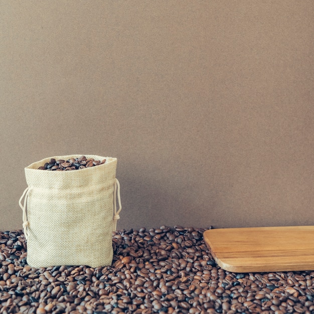 Composición de café con bolsa y tabla