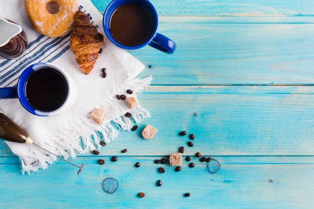 Composición de café con desayuno