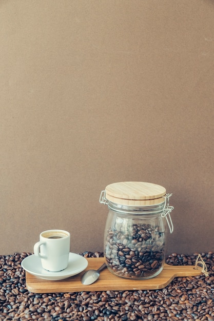 Composición de café con taza y jarra en tabla