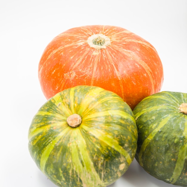 Foto gratuita composición de calabazas verdes y naranjas