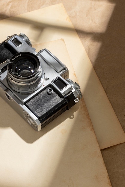 Composición de cámara vintage de alto ángulo