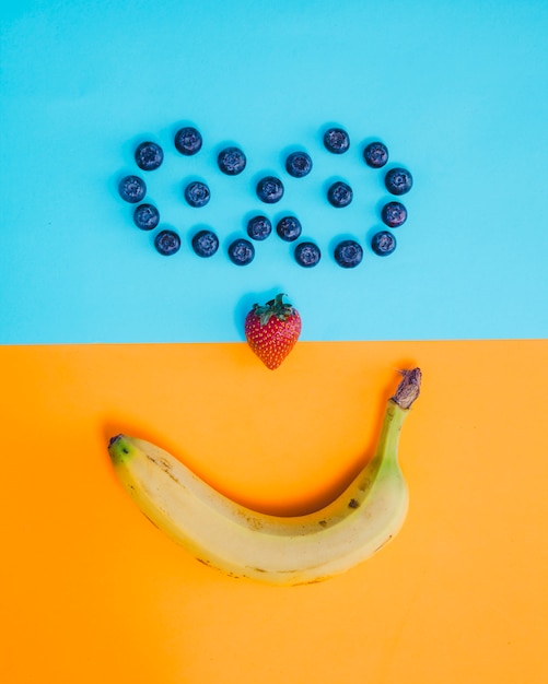 Foto gratuita composición de cara sonriente con frutas