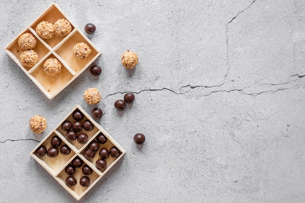 Foto gratuita composición de caramelos de chocolate plano con espacio de copia