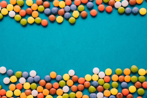 Composición de caramelos coloridos con espacio en medio