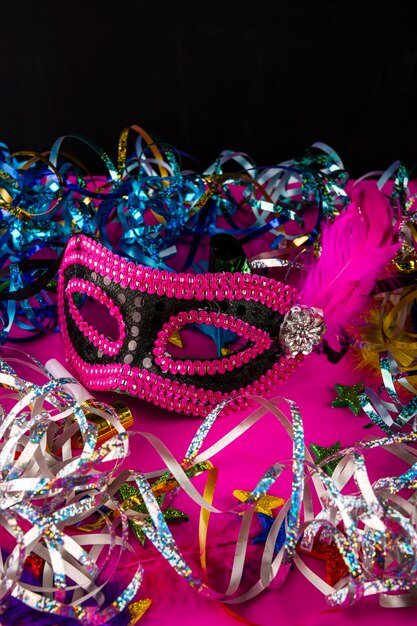 Composición de carnaval colorida con máscaras