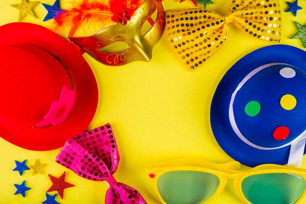Composición de carnaval colorida con máscaras
