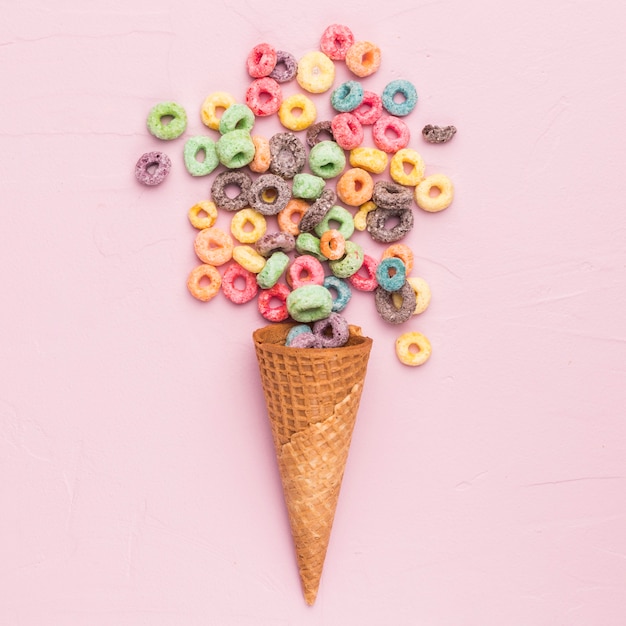 Foto gratuita composición de cereales multicolores y conos de helado.