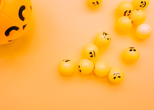 Composición con cesta de Halloween naranja y bolas pequeñas