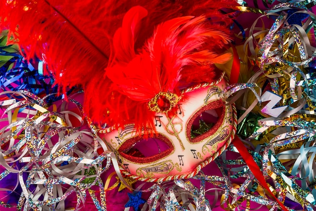 Composición colorida de carnaval con máscaras