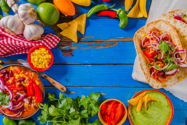 Composición colorida de comida mexicana