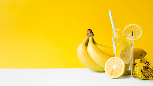 Foto gratuita composición colorida con comida sana