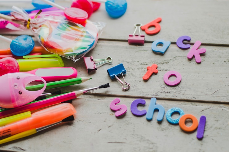 Foto gratuito composición colorida y creativa de bolígrafos y letras