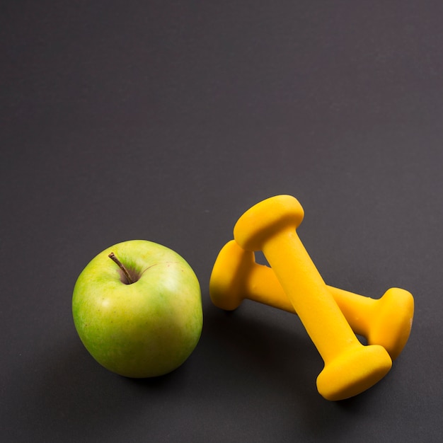 Foto gratuita composición colorida de deporte con elementos de gimnasio