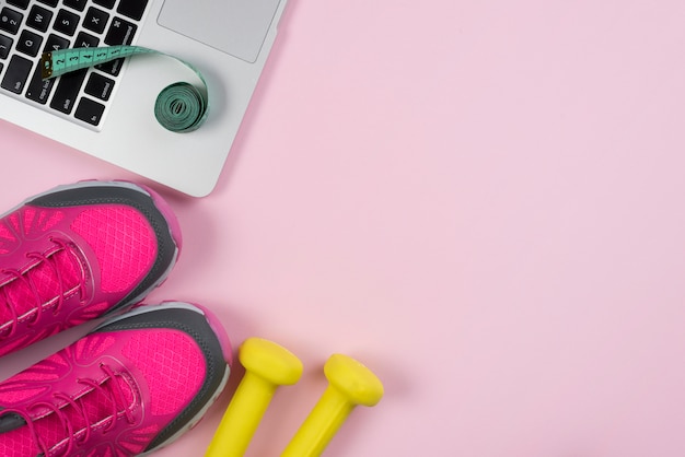 Foto gratuita composición colorida de deporte con elementos de gimnasio