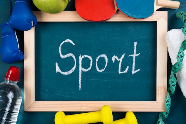 Foto gratuita composición colorida de deporte con elementos de gimnasio