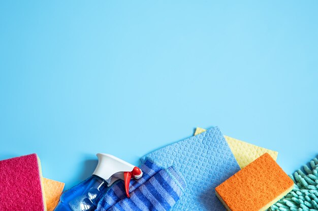 Composición colorida con esponjas, trapos, guantes y detergente para limpieza general. Concepto de servicio de limpieza.