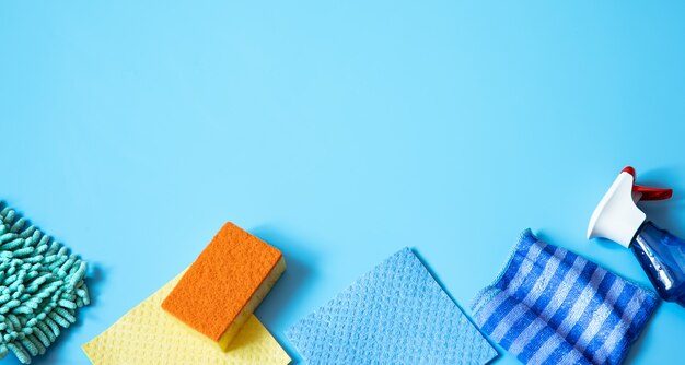 Composición colorida con esponjas, trapos, guantes y detergente para limpieza general. Fondo de concepto de servicio de limpieza