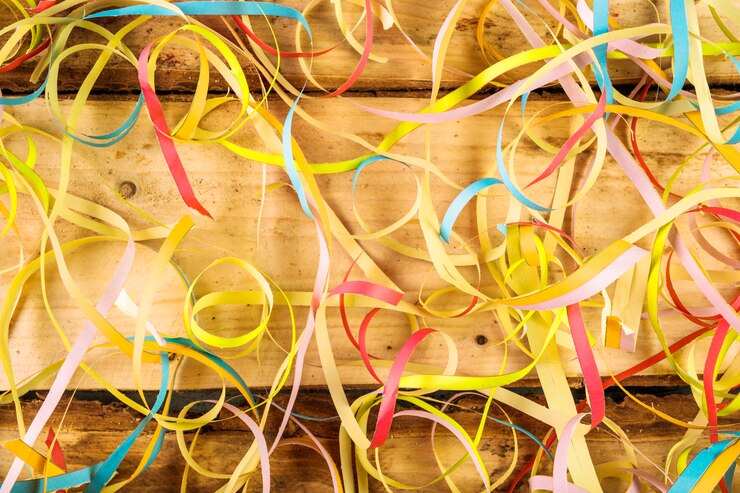 Foto gratuito composición colorida de fiesta con confeti