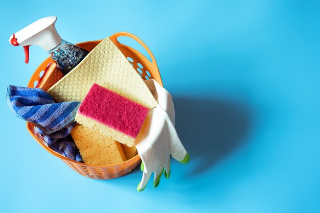 Composición colorida con un juego de esponjas limpiadoras brillantes y agente limpiador. Concepto de servicio de limpieza.