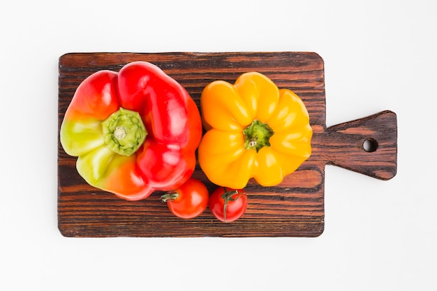 Composición colorida laicos plana de verduras sobre tabla de madera