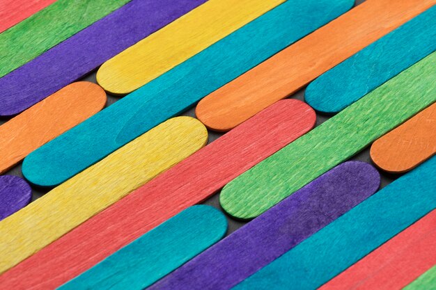 Composición colorida de palitos de helado