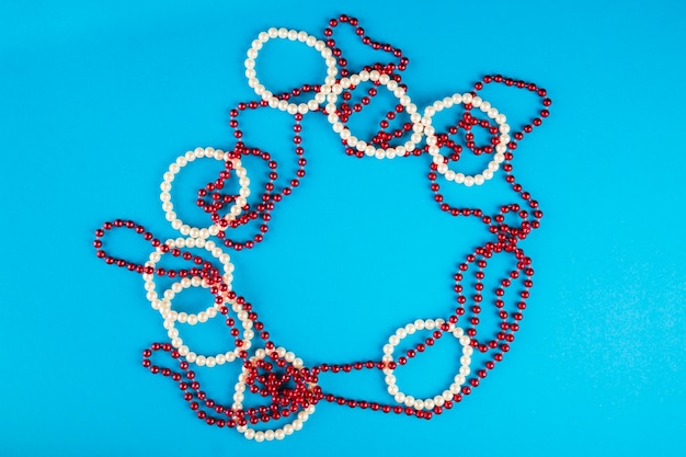 Composición colorida con perlas de carnaval