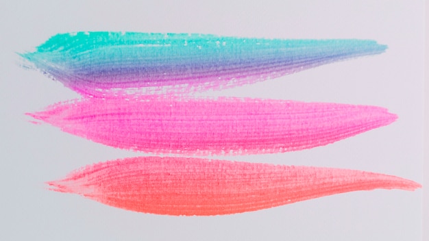Composición colorida con pinceladas en acuarela