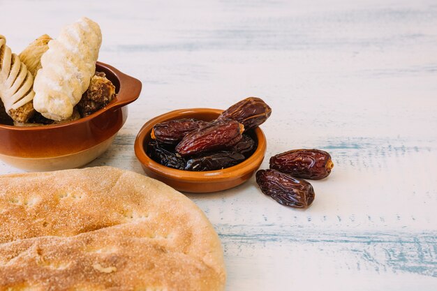 Composición de comida araba con dátiles para ramadán
