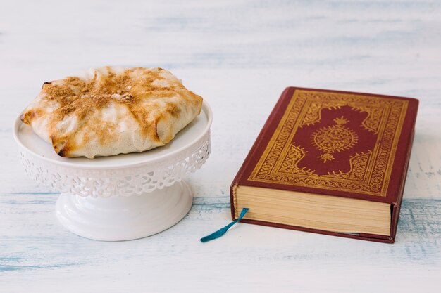 Composición de comida araba para ramadán con corán