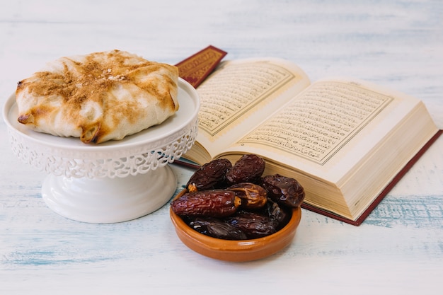 Composición de comida araba para ramadán con corán