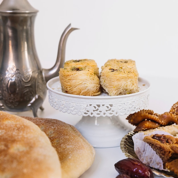 Composición de comida araba para ramadán con pan y pasteles