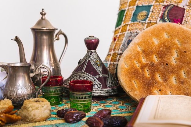 Foto gratuita composición de comida araba para ramadán con té