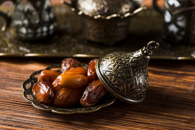 Foto gratuita composición de comida arabe para ramadan con dátiles