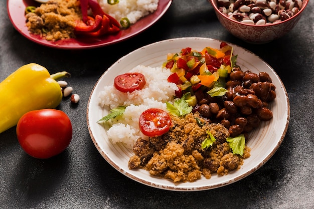 Composición de la comida brasileña de alto ángulo