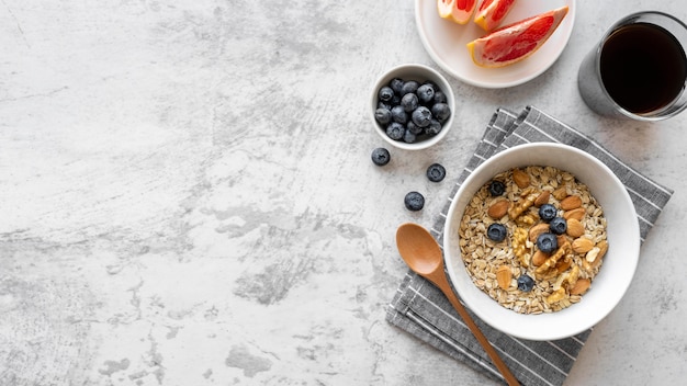 Composición de comida de desayuno delicioso con espacio de copia