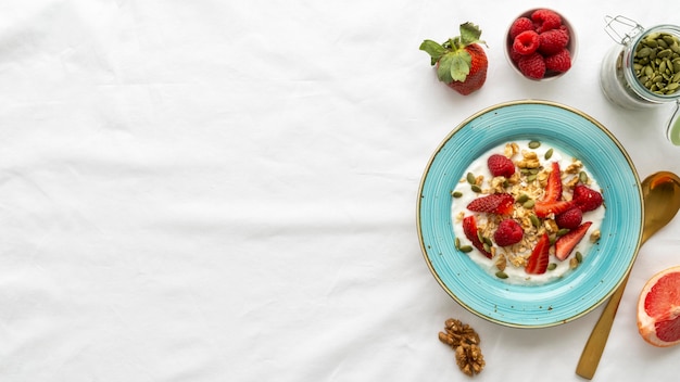 Composición de comida de desayuno delicioso con espacio de copia