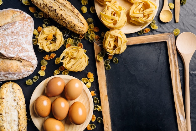 Composición de comida italiana con pizarra