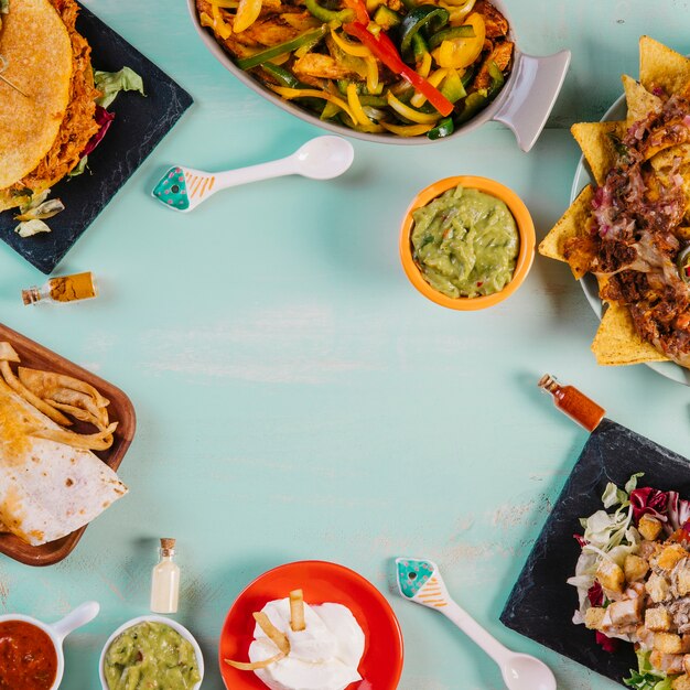 Composición de comida mexicana sobre fondo azul