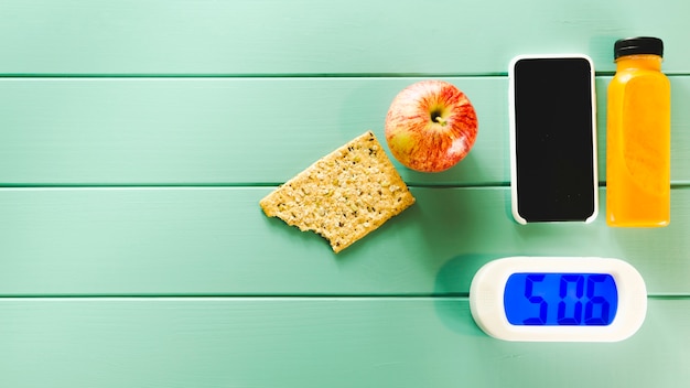 Foto gratuita composición de comida sana con alarma